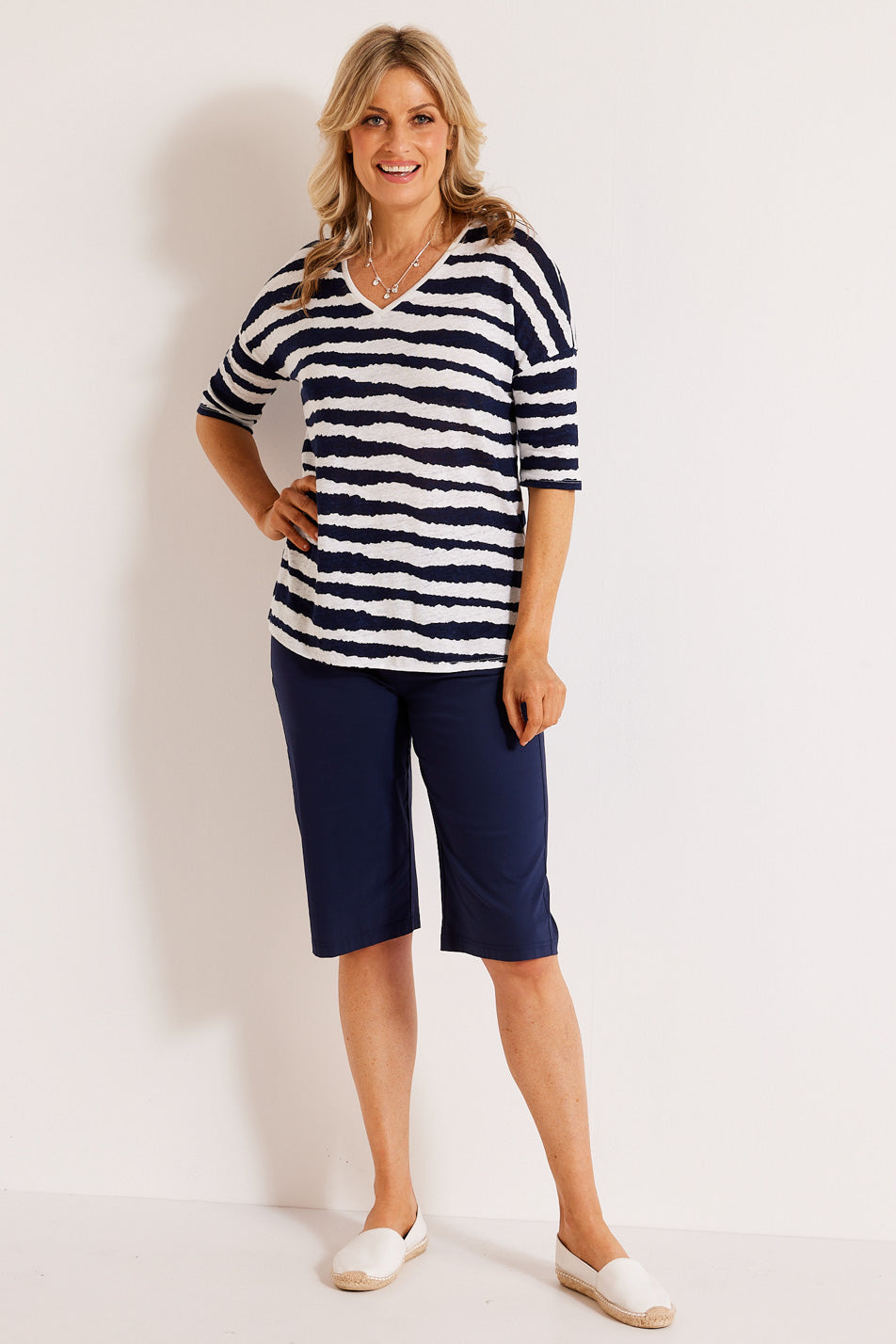 WAVY STRIPE V-NECK TEE